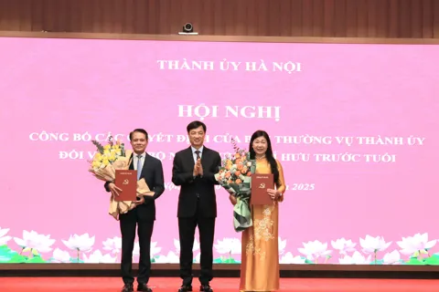 Thành ủy Hà Nội trao quyết định nghỉ công tác cho hai Ủy viên Ban Thường vụ Thành ủy
