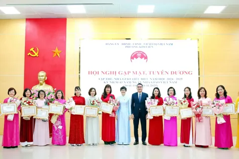 Phường Kim Liên gặp mặt, tuyên dương tập thể, nhà giáo tiêu biểu