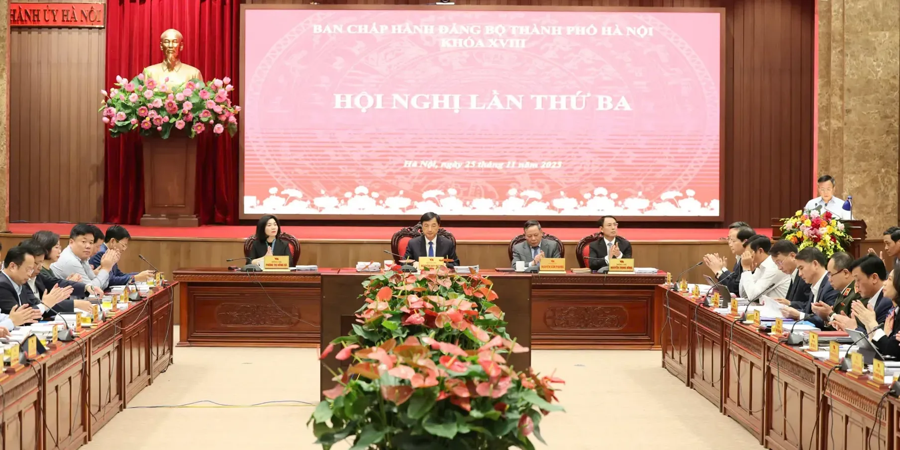 Ban Chấp hành Đảng bộ TP Hà Nội khóa XVIII họp bàn về phát triển kinh tế - xã hội, phân cấp quản lý cán bộ
