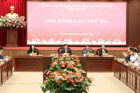 Ban Chấp hành Đảng bộ TP Hà Nội khóa XVIII họp bàn về phát triển kinh tế - xã hội, phân cấp quản lý cán bộ