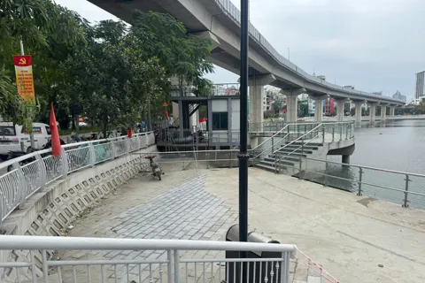 Làm rõ phản ánh đường đi bộ hồ Đống Đa bị đục nham nhở khi vừa được chỉnh trang