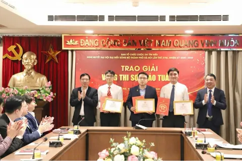 Trao giải Tuần 1 Cuộc thi tìm hiểu Nghị quyết Đại hội XVIII Đảng bộ TP Hà Nội