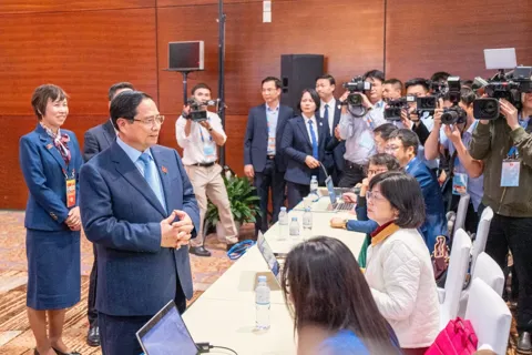 Thủ tướng Chính phủ Phạm Minh Chính thăm, động viên phóng viên tác nghiệp tại Đại hội XIV của Đảng
