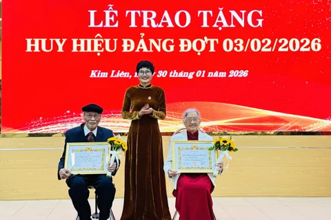 165 đảng viên phường Kim Liên được trao tặng Huy hiệu Đảng đợt 3/2