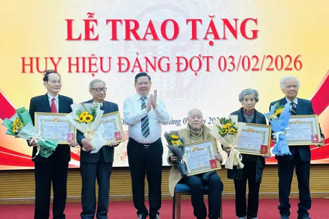 115 đảng viên phường Ô Chợ Dừa được trao tặng Huy hiệu Đảng đợt 3/2
