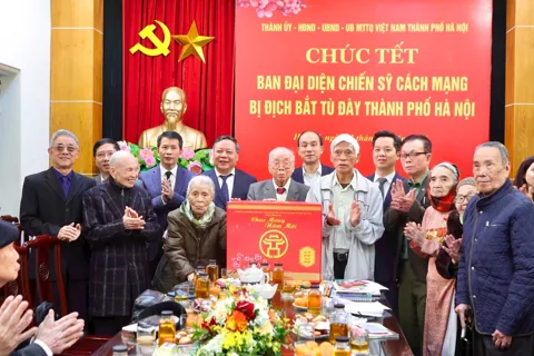 Lãnh đạo Thành phố Hà Nội thăm, tặng quà các cán bộ lão thành