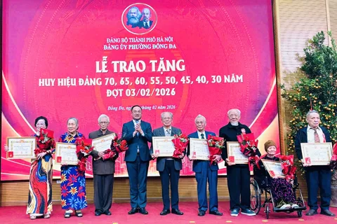 181 đảng viên phường Đống Đa được trao tặng Huy hiệu Đảng đợt 3/2