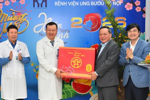 Lãnh đạo Thành phố Hà Nội thăm, tặng quà Bệnh viện Ung Bướu Hà Nội