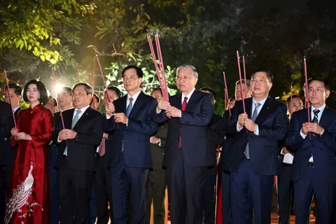 Tổng Bí thư Tô Lâm dâng hương tại Tượng đài Vua Lý Thái Tổ và chúc Tết nhân dân Thủ đô
