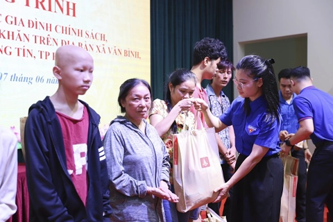 Tuổi trẻ các cấp quan tâm chăm lo cho gia đình chính sách ở xã Văn Bình
