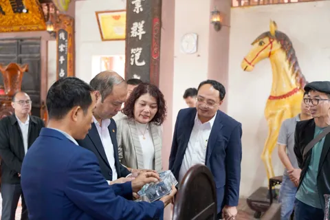 Cán bộ xã Chuyên Mỹ bắt tay vào công việc ngay từ ngày đầu năm
