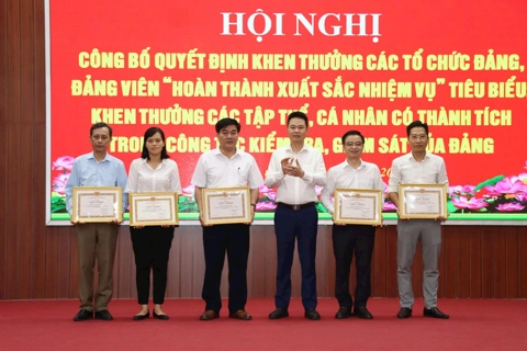Huyện Phú Xuyên khen thưởng các tổ chức cơ sở Đảng, đảng viên tiêu biểu