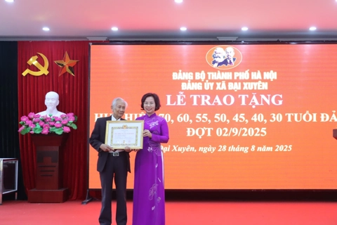 Xã Đại Xuyên: 60 đảng viên được trao tặng Huy hiệu Đảng đợt 2/9
