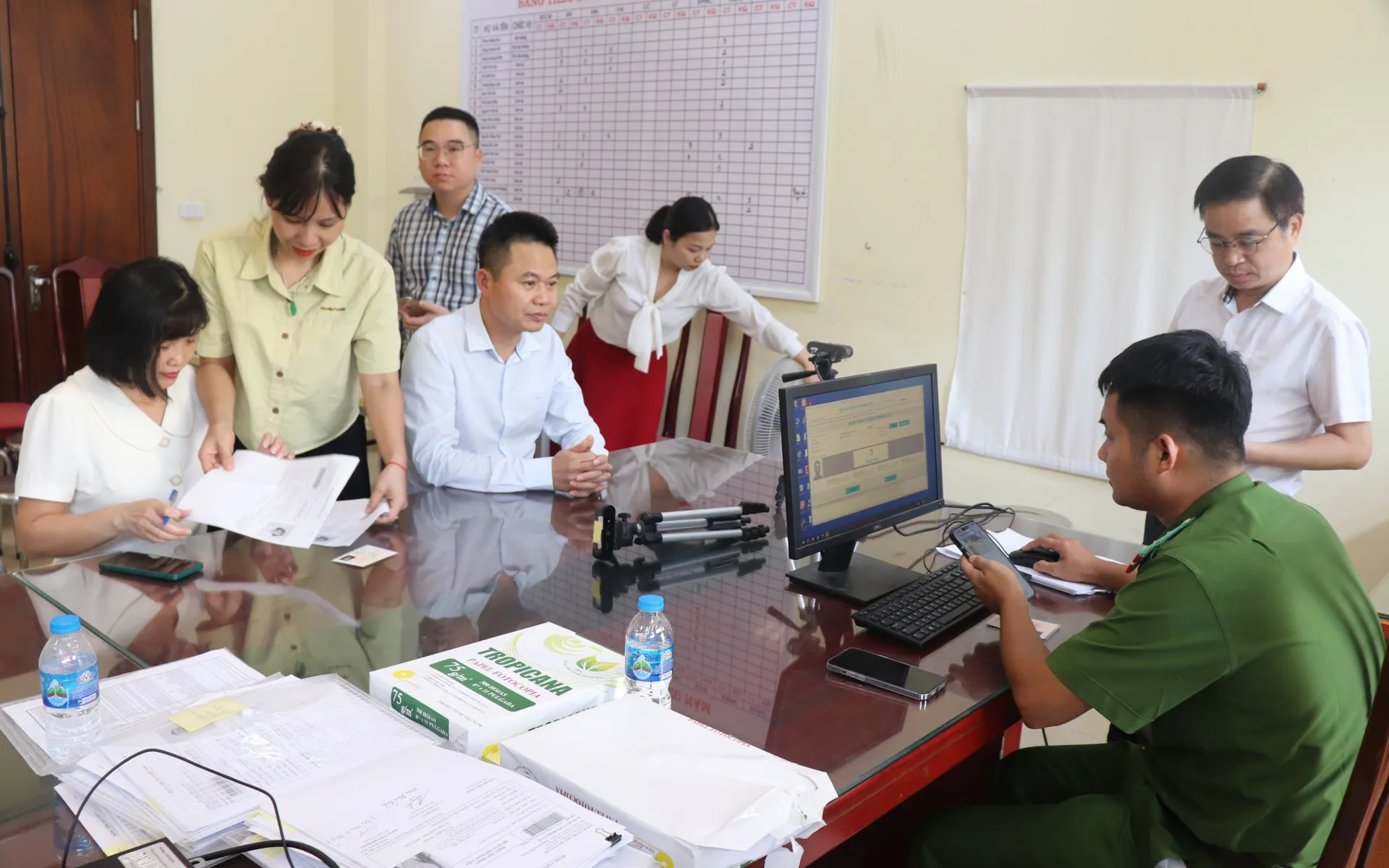 Gần 91,5% đảng viên xã Phú Xuyên hoàn thành đổi Thẻ đảng viên