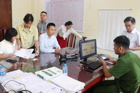 Gần 91,5% đảng viên xã Phú Xuyên hoàn thành đổi Thẻ đảng viên

