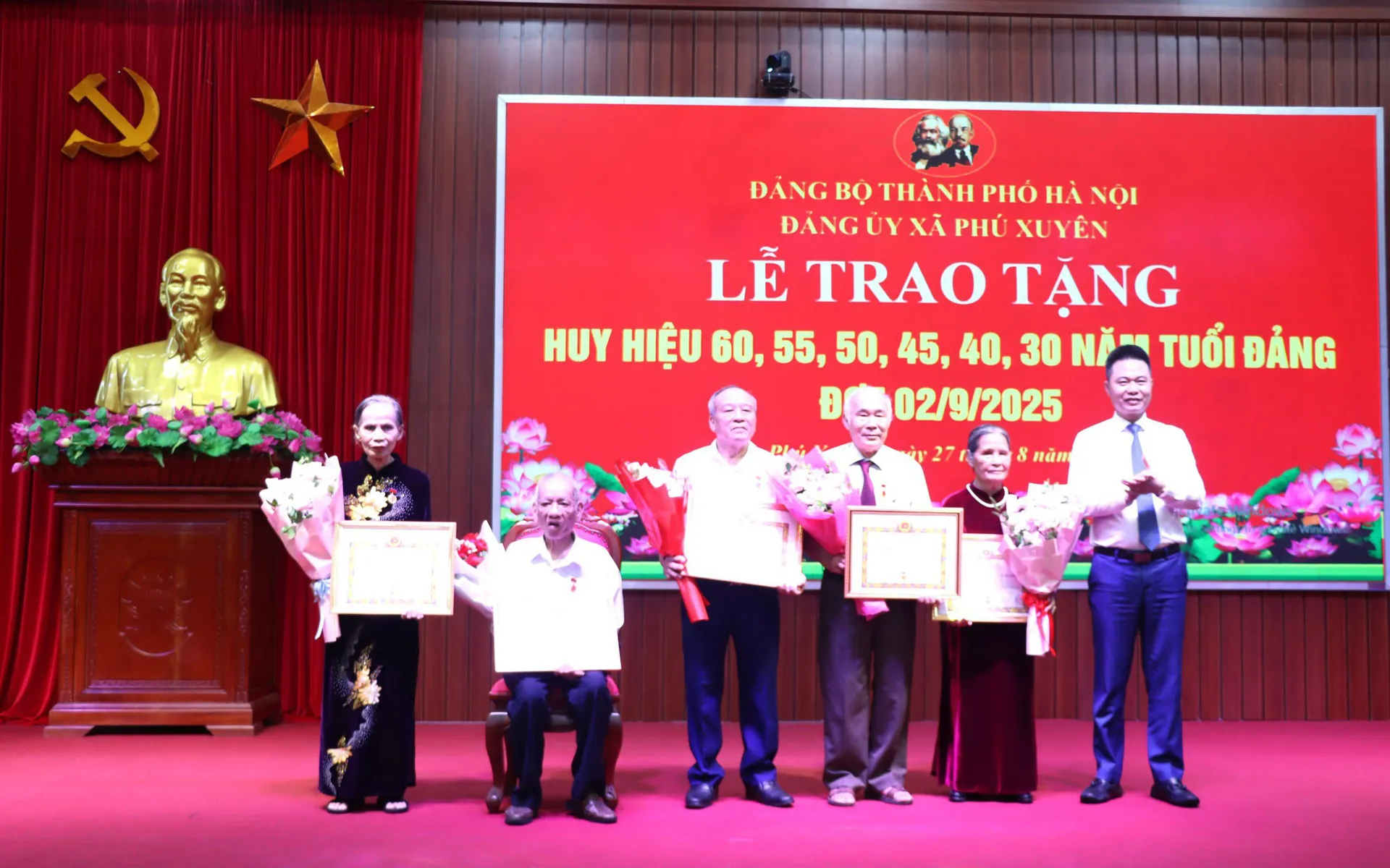 Xã Phú Xuyên: trao Huy hiệu Đảng tặng 87 đảng viên đợt 2/9