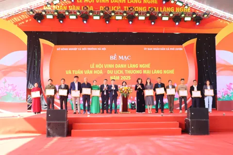 Phú Xuyên bế mạc “Lễ hội vinh danh làng nghề và Tuần Văn hoá - Du lịch, thương mại làng nghề năm 2025”