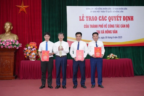 Trao quyết định của Thành phố Hà Nội về công tác cán bộ tại xã Hồng Vân