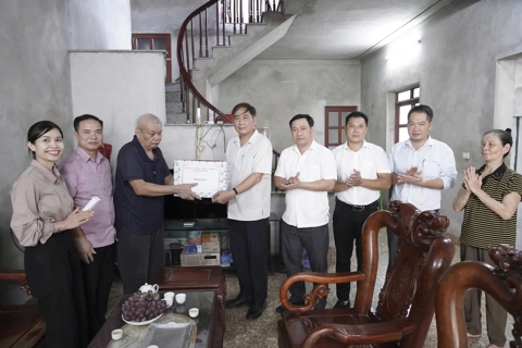Xã Thường Tín thăm hỏi, tặng quà thương binh, bệnh binh nhân dịp 27/7