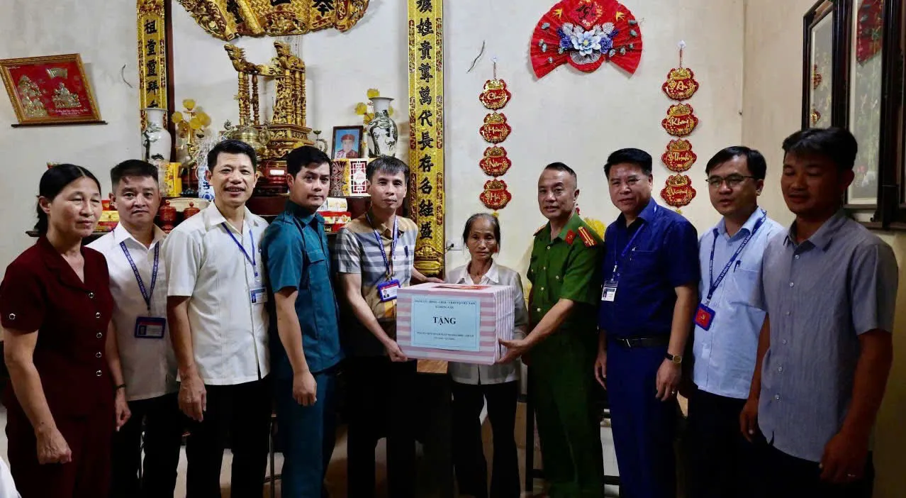 Xã Hồng Vân tặng quà người có công nhân kỷ niệm 78 năm Ngày Thương binh - Liệt sĩ
