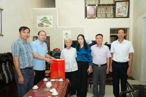 Lãnh đạo xã Chuyên Mỹ thăm, tặng quà các gia đình chính sách
