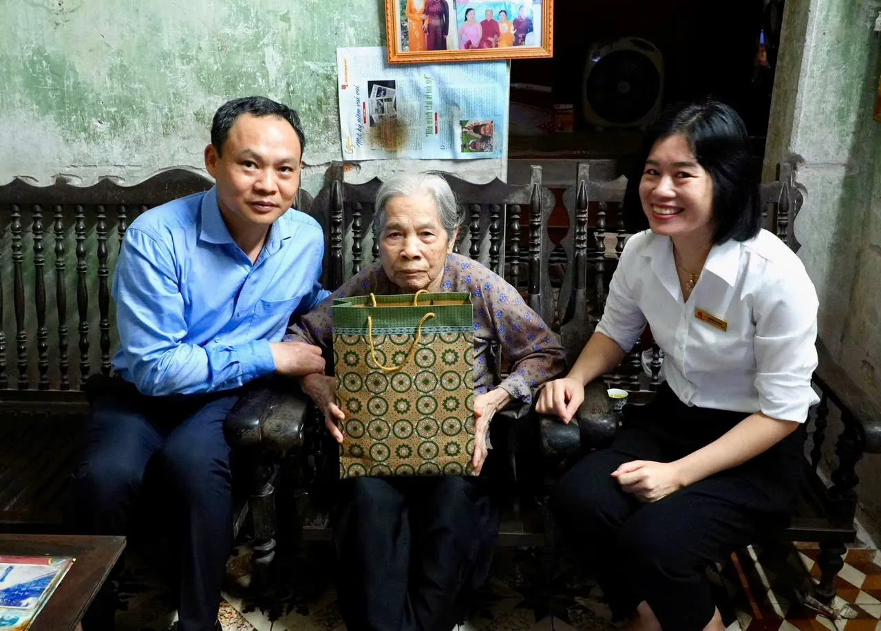 Bí thư Đảng ủy xã Phượng Dực Lê Văn Bính thăm, tặng quà các gia đình chính sách