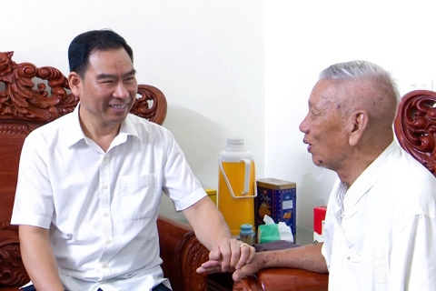 Bí thư Đảng ủy xã Thượng Phúc Tạ Hữu Thọ tặng quà các gia đình chính sách