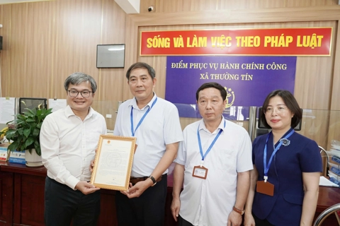 Phó Chủ tịch UBND TP Hà Nội Trương Việt Dũng trao thư khen xã Thường Tín