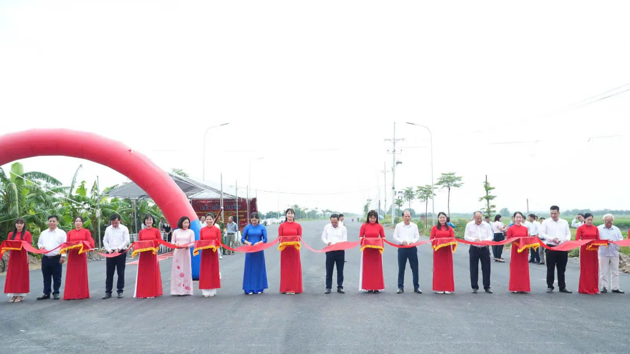 Xã Phượng Dực: gắn biển công trình chào mừng Đại hội đại biểu Đảng bộ xã lần thứ nhất
