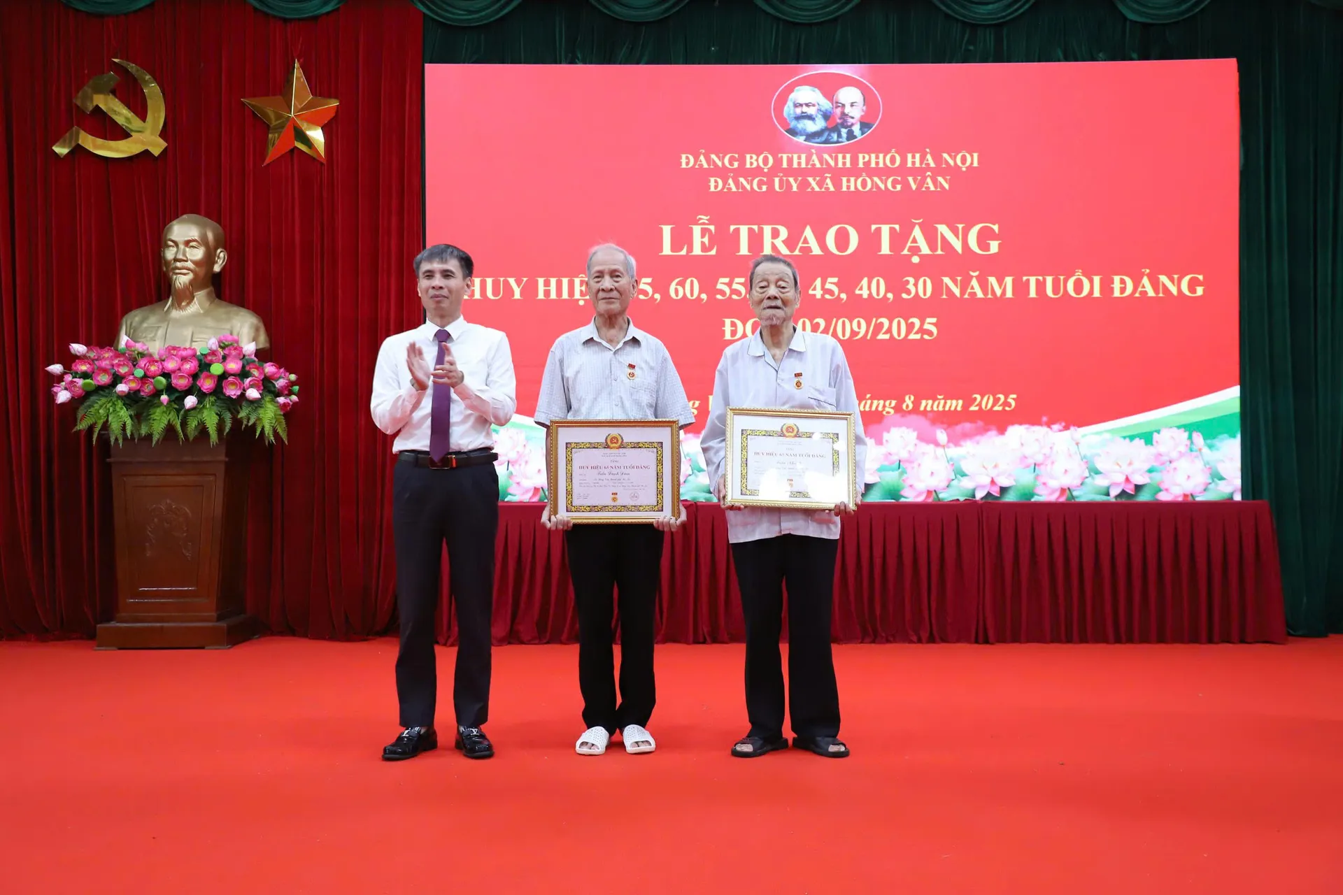 45 đảng viên Đảng bộ xã Hồng Vân được trao tặng Huy hiệu Đảng đợt 2/9