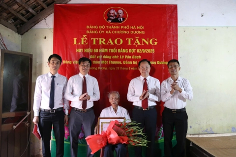 Xã Chương Dương: 39 đảng viên vinh dự được trao tặng Huy hiệu Đảng đợt 2/9