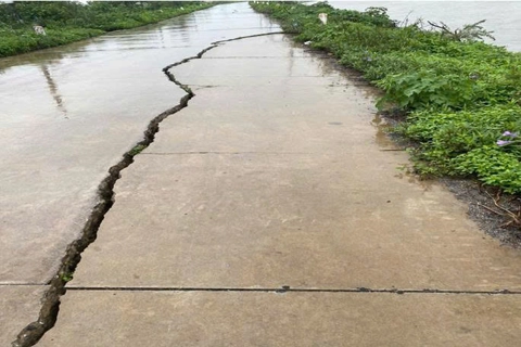 Hàng loạt tuyến đê sông Nhuệ và sông Duy Tiên qua xã Chuyên Mỹ đang bị sạt trượt, nứt gãy