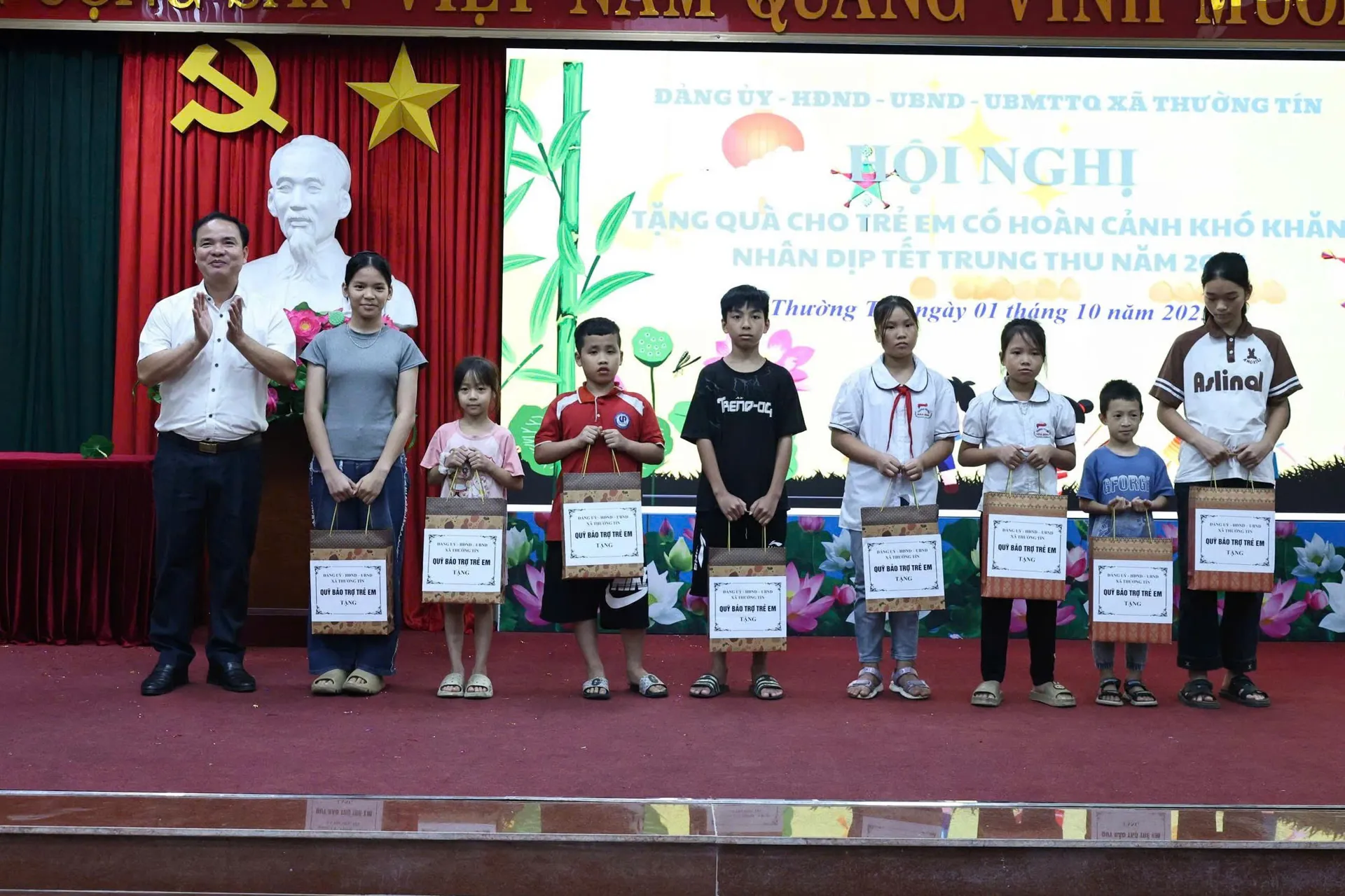 Thường Tín tặng quà cho 94 trẻ có hoàn cảnh khó khăn dịp Tết Trung thu 2025