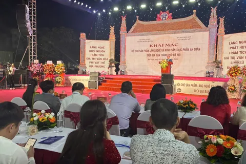 Chuyên Mỹ khai mạc Hội chợ sản phẩm làng nghề và nông sản thực phẩm an toàn năm 2025