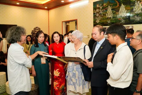 Chuyên Mỹ đón 200 đại biểu quốc tế về chấm điểm Làng nghề khảm trai - sơn mài
