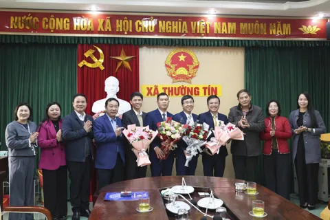 Thường Tín công bố và trao quyết định cho các đồng chí được bổ nhiệm giữ chức vụ lãnh đạo