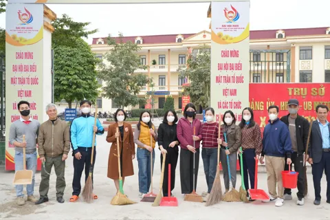 Gần 1.000 cán bộ, người dân xã Phượng Dực tham gia tổng vệ sinh môi trường