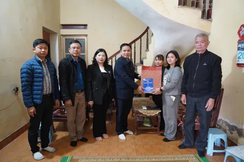 Xã Thường Tín thăm hỏi, tặng quà gia đình có người tử vong do tai nạn giao thông
