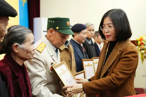 43 đảng viên Đảng bộ xã Thường Tín được trao tặng Huy hiệu Đảng đợt 3/2