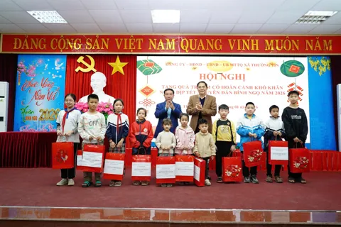 Xã Thường Tín tặng quà cho 98 trẻ em có hoàn cảnh khó khăn dịp Tết Nguyên đán Bính Ngọ 2026
