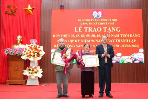 22 đảng viên thuộc Đảng bộ xã Chuyên Mỹ được trao tặng Huy hiệu Đảng đợt 3/2
