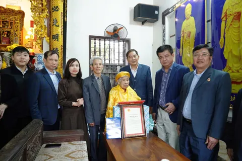 Lãnh đạo xã Thường Tín thăm hỏi, tặng quà Tết gia đình chính sách, người có công với cách mạng
