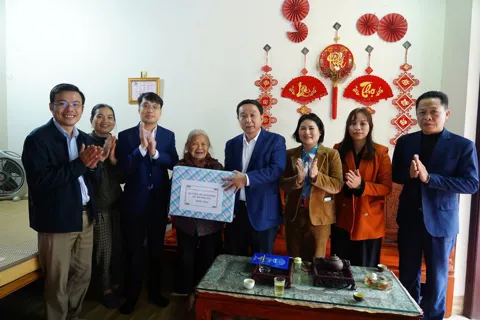 Chủ tịch UBND xã Thường Tín thăm hỏi, tặng quà Tết các gia đình chính sách, người có công
