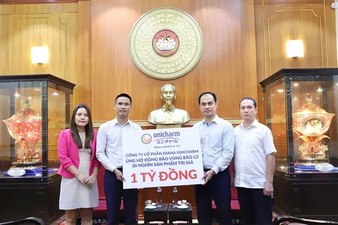 Diana Unicharm tặng 30.000 sản phẩm thiết yếu hỗ trợ người dân vùng lũ lụt