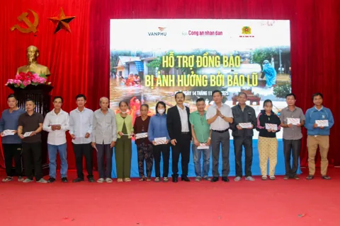 Văn Phú hỗ trợ người dân Huế bị ảnh hưởng bởi bão lũ: Lan tỏa tinh thần “vị nhân sinh” giữa mùa mưa lũ