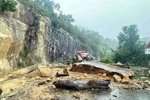 Khẩn trương khắc phục sự cố sạt lở đất tại đèo Khánh Lê