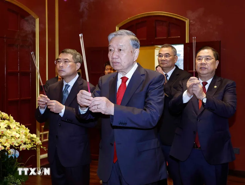 Tổng Bí thư dâng hương tại Khu Di tích Hoàng thành Thăng Long và Di tích nhà 67