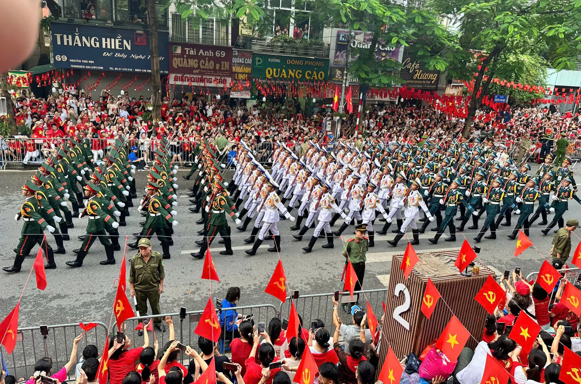 Hàng triệu người dân hòa cùng lực lượng diễu binh, diễu hành trên các tuyến phố Thủ đô