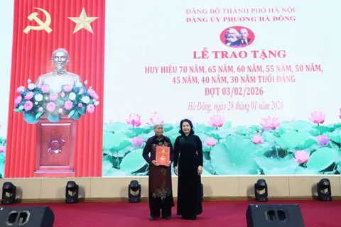 Phường Hà Đông trao Huy hiệu Đảng cho 303 đảng viên dịp 3/2