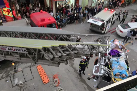 Bé trai ngã từ tầng cao xuống mái tôn của siêu thị tại chung cư Hồ Gươm Plaza
